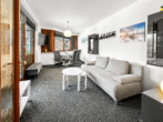 Wohnzimmer - Attraktive Ferienimmobilie – Möblierte 2-Zimmer-Wohnung mit Pool & Sauna in Travemünde