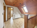 Flur im Obergeschoss - Gepflegtes Einfamilienhaus mit 103 m² Wohnfläche, Vollkeller und energieeffizienter Gasheizung (Bj. 2017)