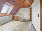 Flur im Obergeschoss - Gepflegtes Einfamilienhaus mit 103 m² Wohnfläche, Vollkeller und energieeffizienter Gasheizung (Bj. 2017)