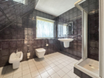 Badezimmer im Dachgeschoss - Einfamilienhaus mit Vollkeller, Garage und schönem Garten in Dassendorf