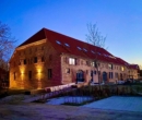 Aussenansicht Abends - Exklusives Wohnen auf 230 m² mit viel Charme und Loftcharakter bei Boltenhagen / Ostsee – Erstbezug!