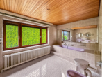 badezimmer mit badewanne - Oldenburg in Holstein – großzügiger Bungalow auf 750 m² Grundstück mit viel Gestaltungspotenzial