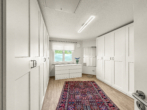 Ankleidezimmer im Obergeschoss - Stilvolles Wohnen in Travemünde – Außergewöhnliches KfW- Effizienzhaus mit mediterranem Charme