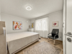 2. Schlafzimmer im Obergeschoss - Stilvolles Wohnen in Travemünde – Außergewöhnliches KfW- Effizienzhaus mit mediterranem Charme