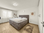 Schlafzimmer im Obergeschoss - Stilvolles Wohnen in Travemünde – Außergewöhnliches KfW- Effizienzhaus mit mediterranem Charme