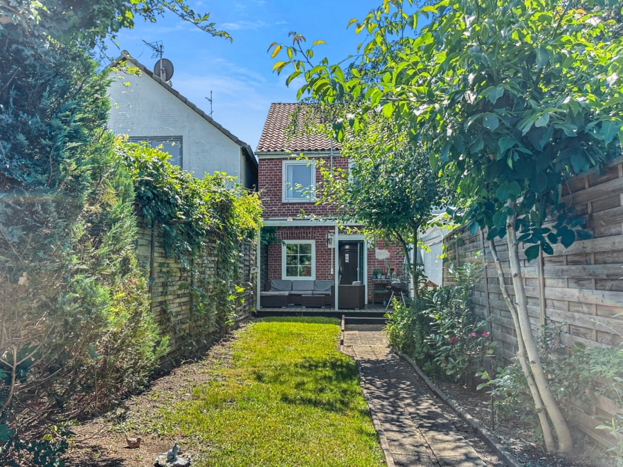 RESERVIERT! Travemünde: Charmante und möblierte Doppelhaushälfte mit Gartenidylle in Toplage, 23570 Lübeck, Doppelhaushälfte