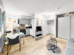 Küche und Wohnbereich - Strandnahes, möbliertes Apartment in Travemünde – vielseitig nutzbar