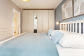 Schlafzimmer mit Einbauschrank - Travemünde-Priwall: Stilvolle Ferienwohnung mit großer Terrasse in Strandnähe