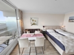 Wohn- und Schlafbereich - Urlaub beginnt hier: Möbliertes Apartment direkt am Strand von Travemünde