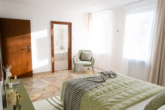 Schlafzimmer mit angrenzendem Badezimmer (en Suite) - Architektenhaus mit Galerie auf großzügigem Grundstück in ruhiger Lage von Mölln
